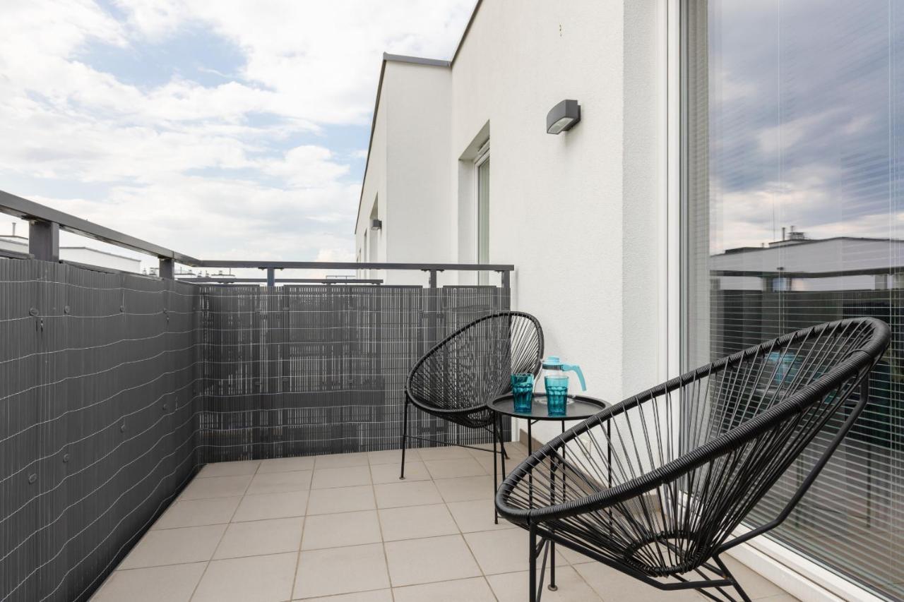 Апартаменти Trendy With 2 Bedrooms, Balcony & Parking By Renters *