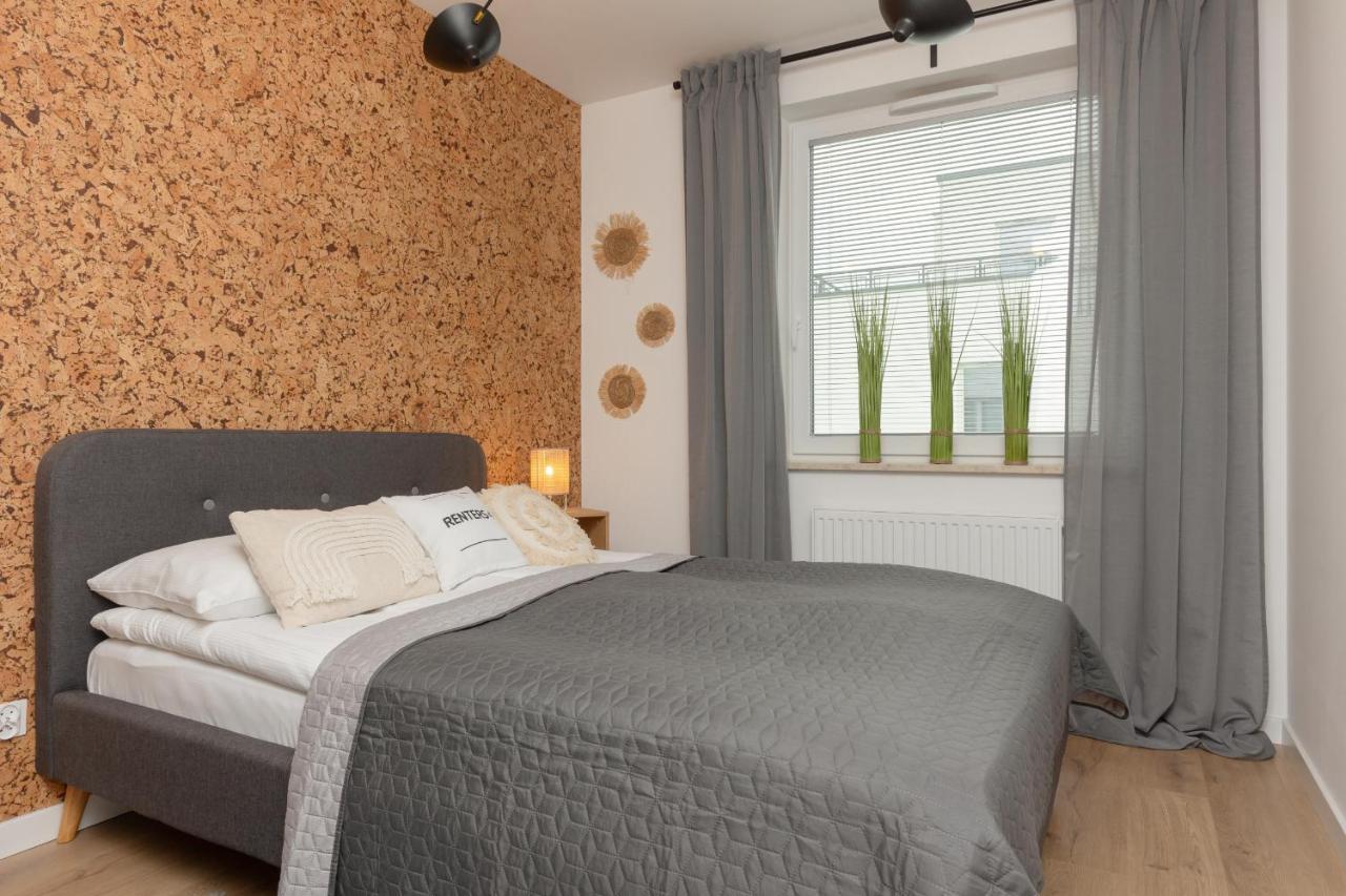 Trendy With 2 Bedrooms, Balcony & Parking By Renters Варшава