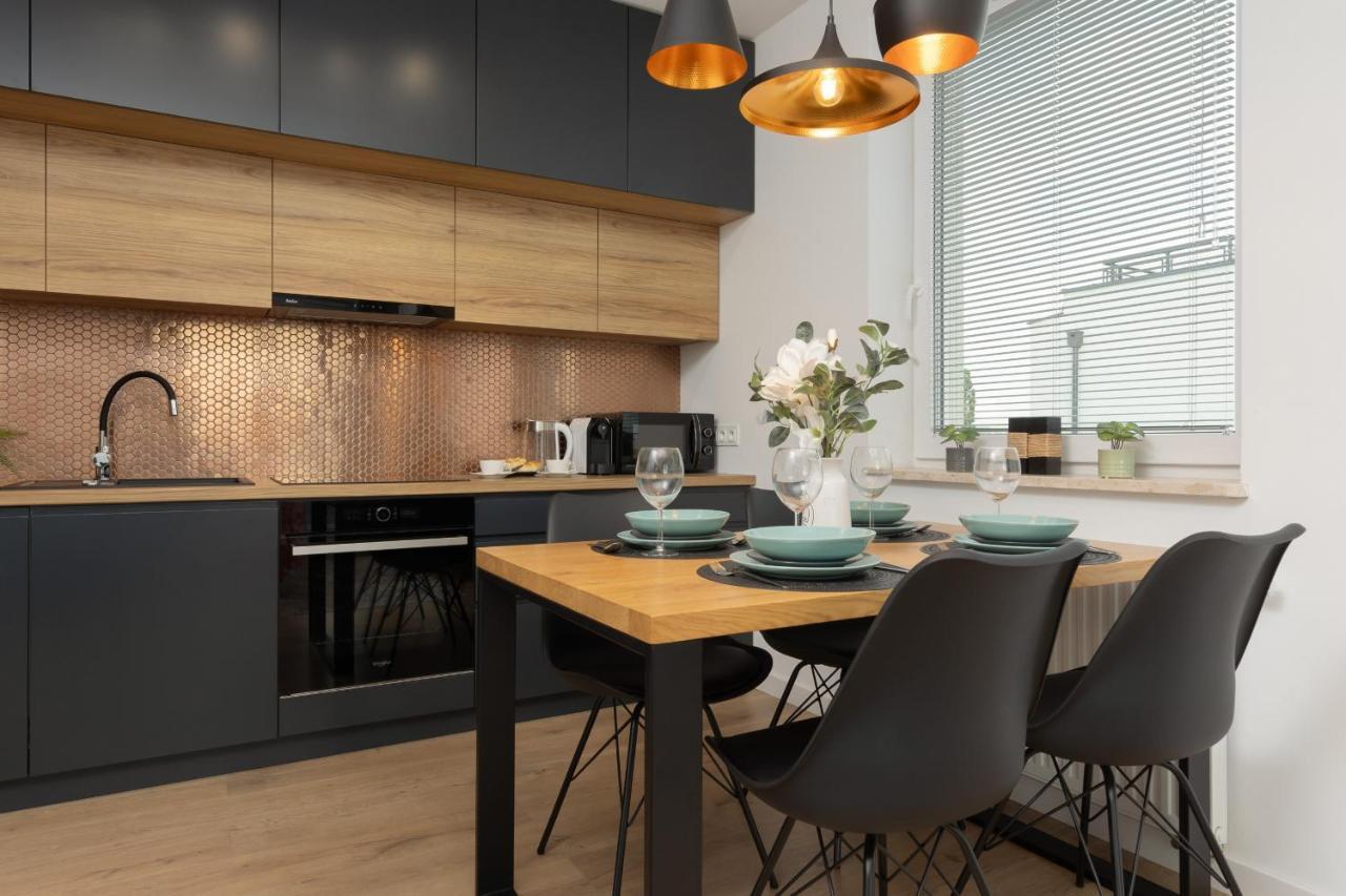 Trendy With 2 Bedrooms, Balcony & Parking By Renters Варшава
