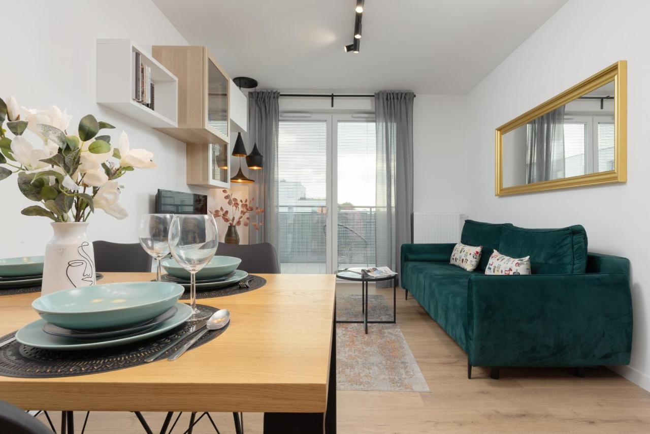 Trendy With 2 Bedrooms, Balcony & Parking By Renters * Варшава