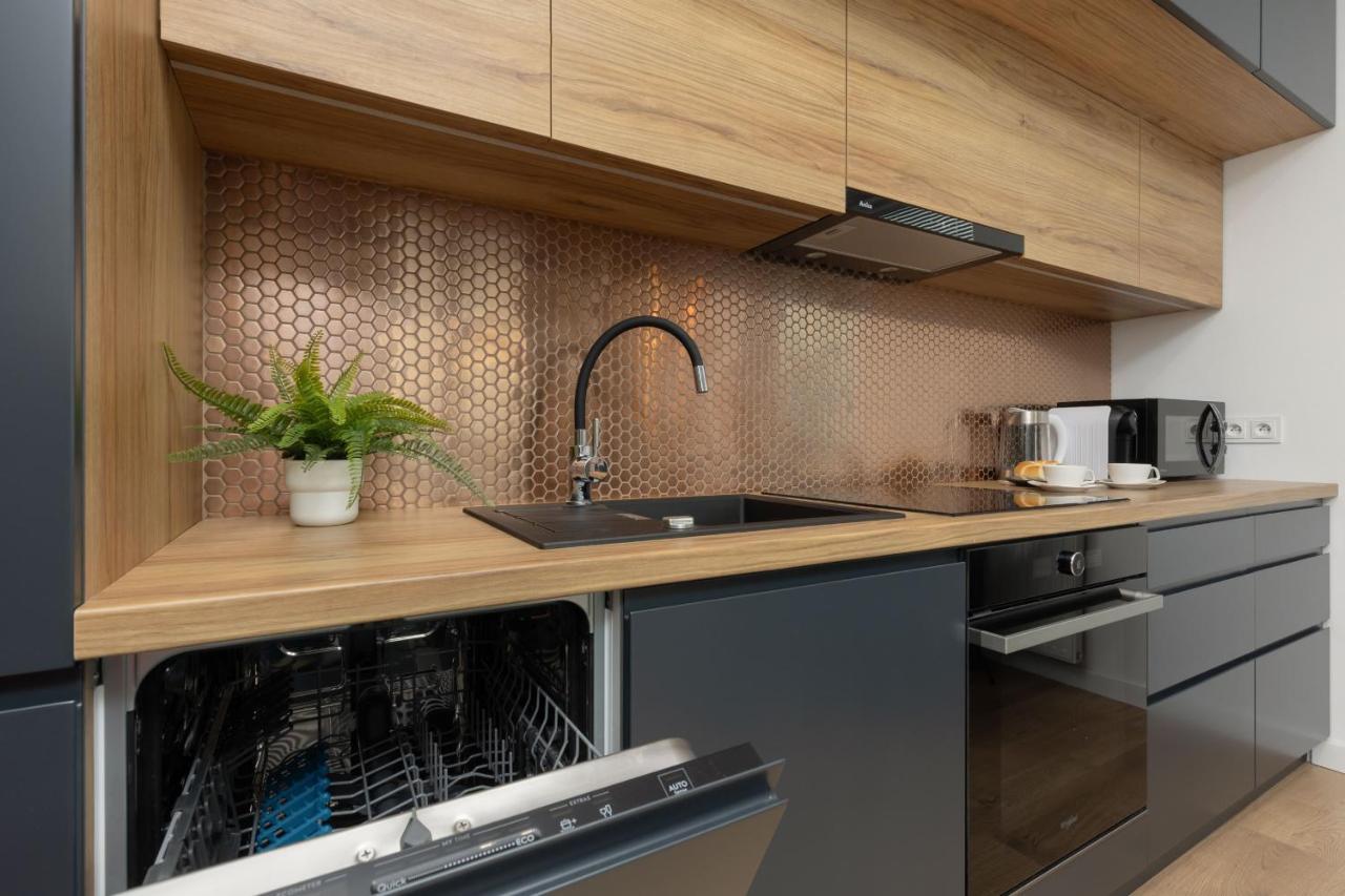 Apartment Trendy With 2 Bedrooms, Balcony & Parking By Renters *