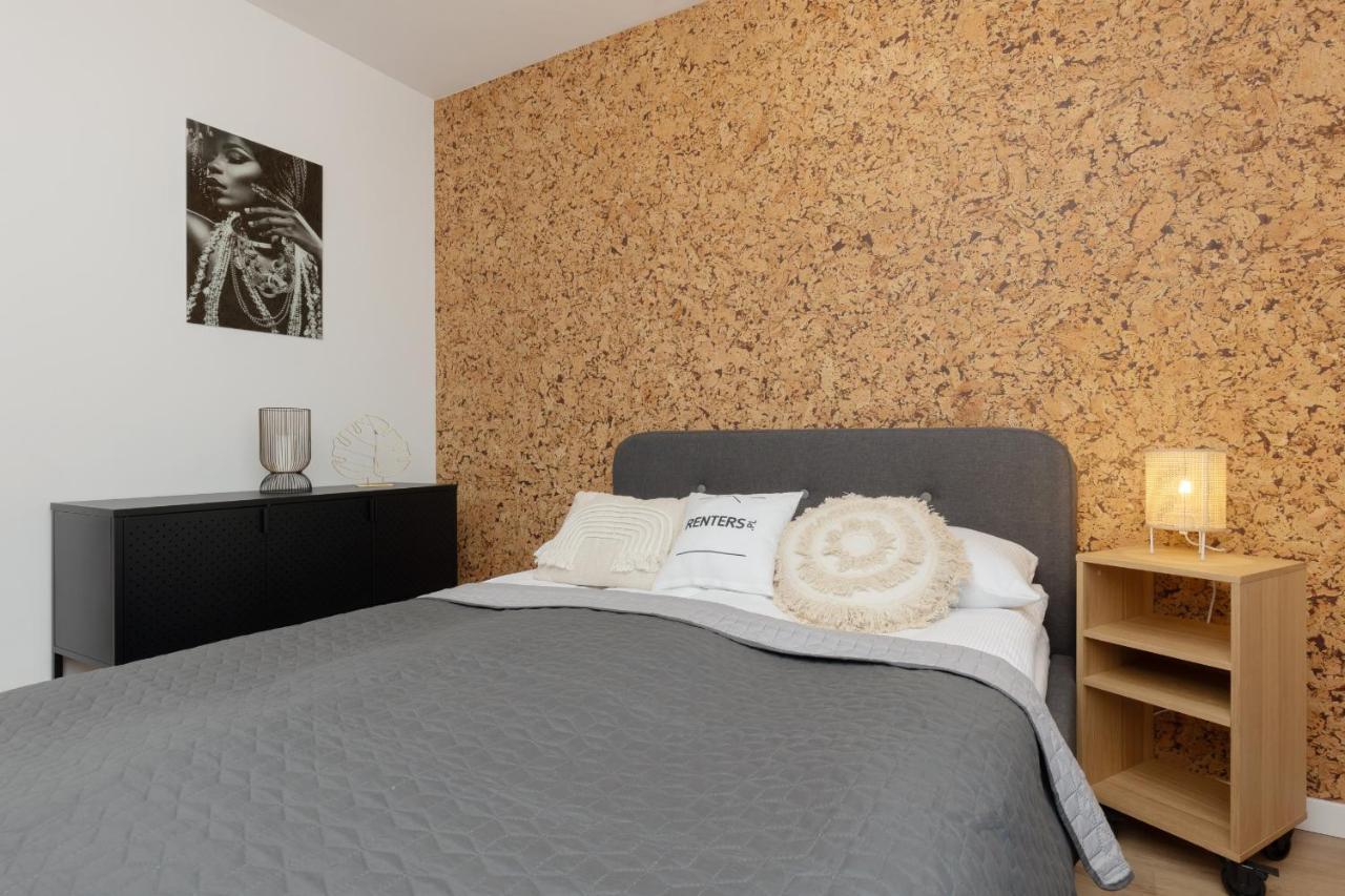 Trendy With 2 Bedrooms, Balcony & Parking By Renters Апартаменти Варшава