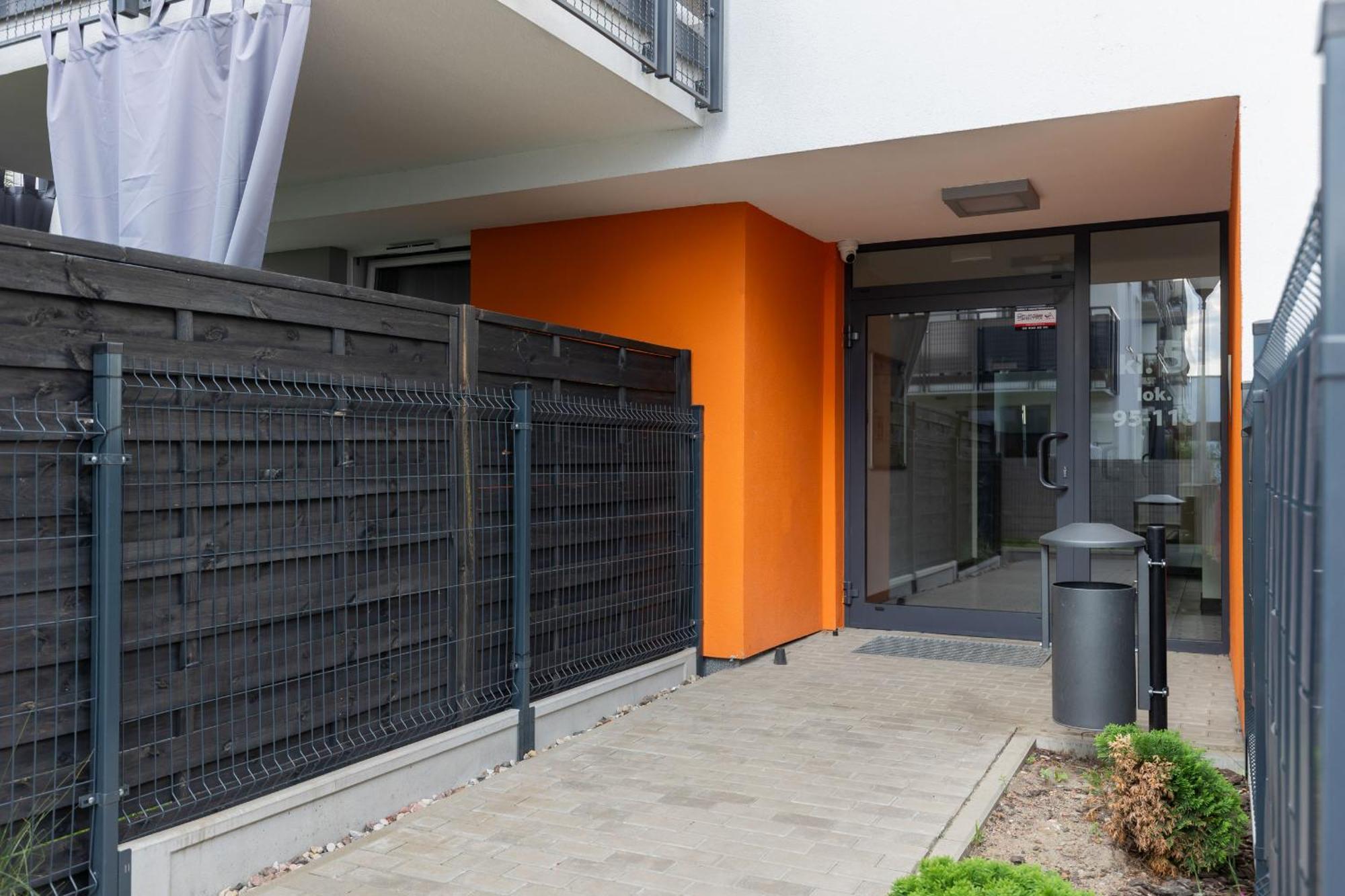 Trendy With 2 Bedrooms, Balcony & Parking By Renters Apartment *