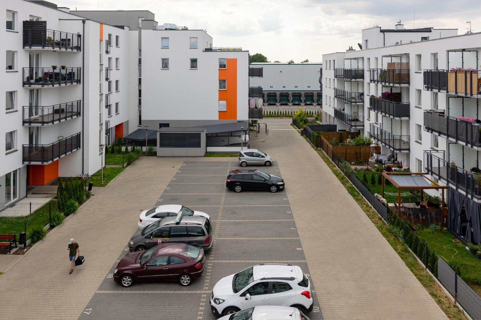 Trendy With 2 Bedrooms, Balcony & Parking By Renters Варшава